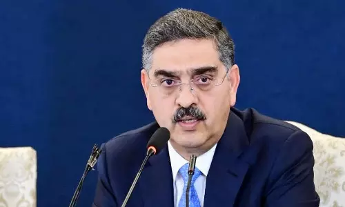 அனைத்து அலுவலக பணிகளையும் நிறுத்திய பாகிஸ்தான் காபந்து பிரதமர்