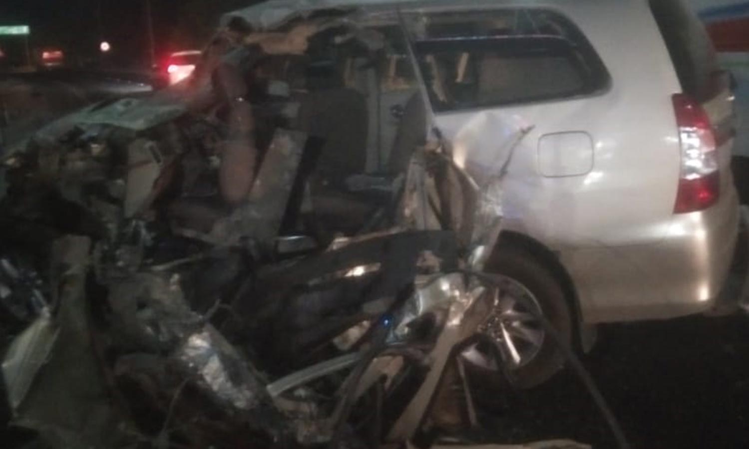 கண்டெய்னர் லாரி மீது கார் மோதி தாத்தா-பேரன் பலி