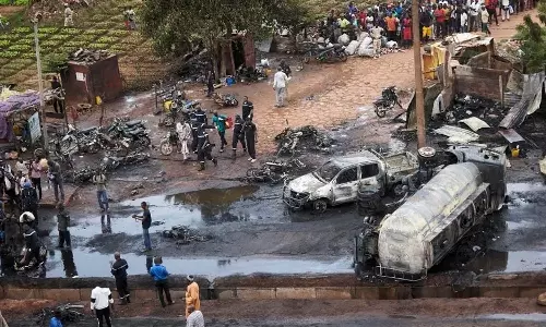 மாலியில் கோர விபத்து: ஆற்று பாலத்தில் பேருந்து கவிழ்ந்து 31 பேர் பலி