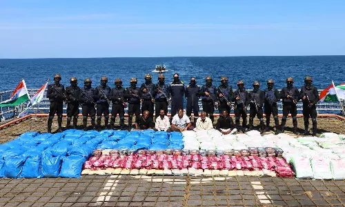 குஜராத் கடல் எல்லையில் 3,300 கிலோ போதைப் பொருட்கள் பறிமுதல்