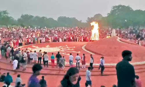 ஆரோவில், உதய தினத்தையொட்டி பக்தர்கள் கூட்டு தியானம்