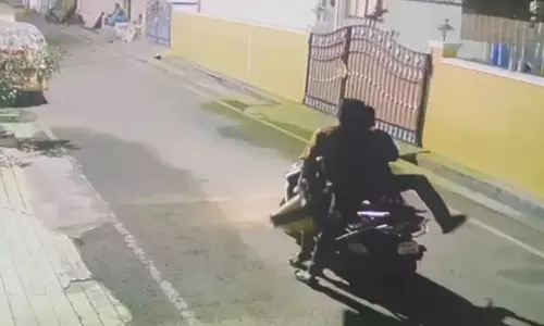 ஓய்வு பெற்ற தலைமை ஆசிரியையை கட்டிப்போட்டு 25 பவுன் நகை கொள்ளை