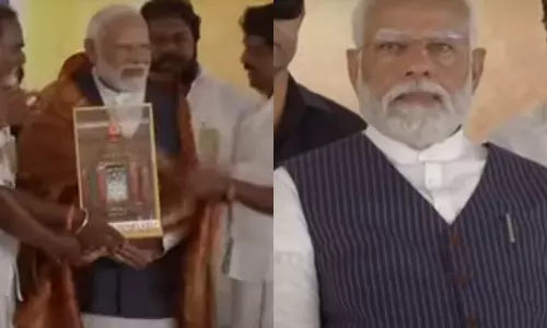 பொதுக்கூட்ட மேடையில் பிரதமர் மோடி... தொண்டர்கள் உற்சாக முழக்கம்