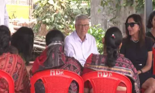 ஒடிசாவில் குடிசைப் பகுதியை பார்வையிட்ட பில் கேட்ஸ்: குடியிருப்பு வாசிகளுடனும் உரையாடினார்