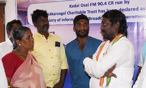 குவைத்திலிருந்து உயிர் தப்பிய மீனவர்- விஜய் வசந்த் எம்.பி-க்கு பெற்றோர் நன்றி