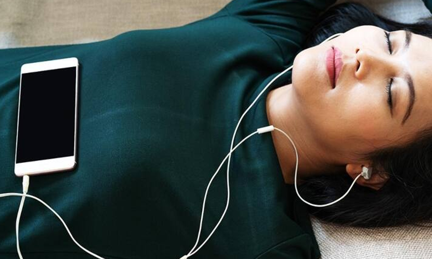 எப்போதும் இயர்போனில் பாடல் கேட்பவரா நீங்கள்? இத முதல்ல படிங்க...!