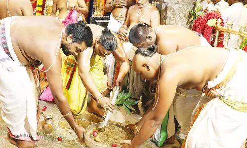 சீனிவாசமங்காபுரம் கோவிலில் பிரம்மோற்சவ விழா கொடியேற்றம்