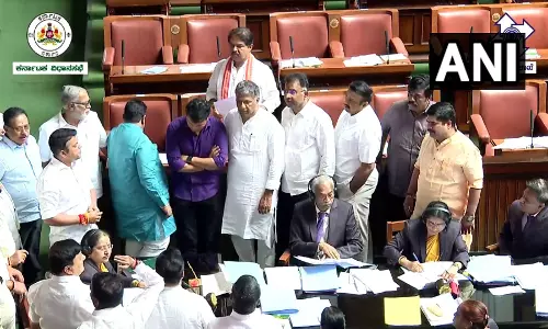 கர்நாடகா சட்டமன்றத்தில் பா.ஜனதா எம்.எல்.ஏ.-க்கள் கடும் அமளியில் ஈடுபட்டதால் பரபரப்பு
