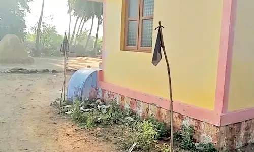 பாராளுமன்ற தேர்தலை புறக்கணிப்பதாக கூறி வீடுகளில் கருப்பு கொடி ஏற்றிய மக்கள்