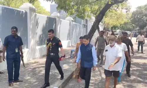 புதுச்சேரி அரவிந்தர் ஆசிரமத்தில் தமிழக கவர்னர் ஆர்.என்.ரவி தரிசனம்