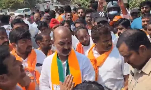 தெலுங்கானாவில் பரபரப்பு: பா.ஜ.க. யாத்திரையில் முட்டை வீச்சு