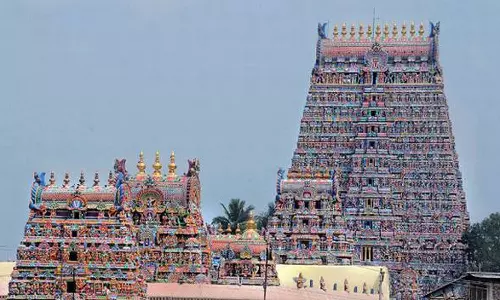 பக்தனுக்கு தர்ப்பணம் கொடுக்கும் சாரங்கபாணி