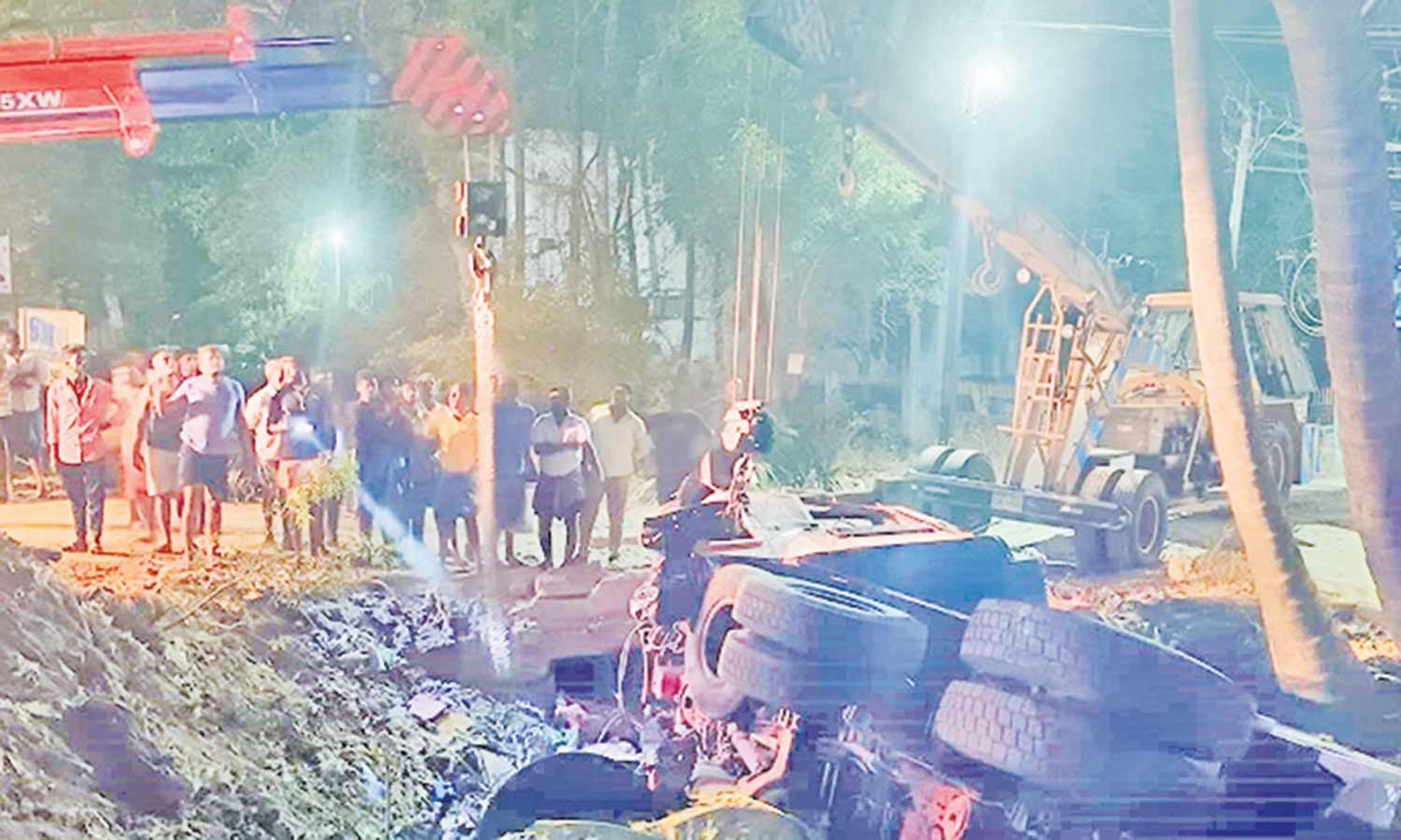 ஆட்டோ மீது லாரி மோதி தாய்-மகன் உள்பட 3 பேர் பலி