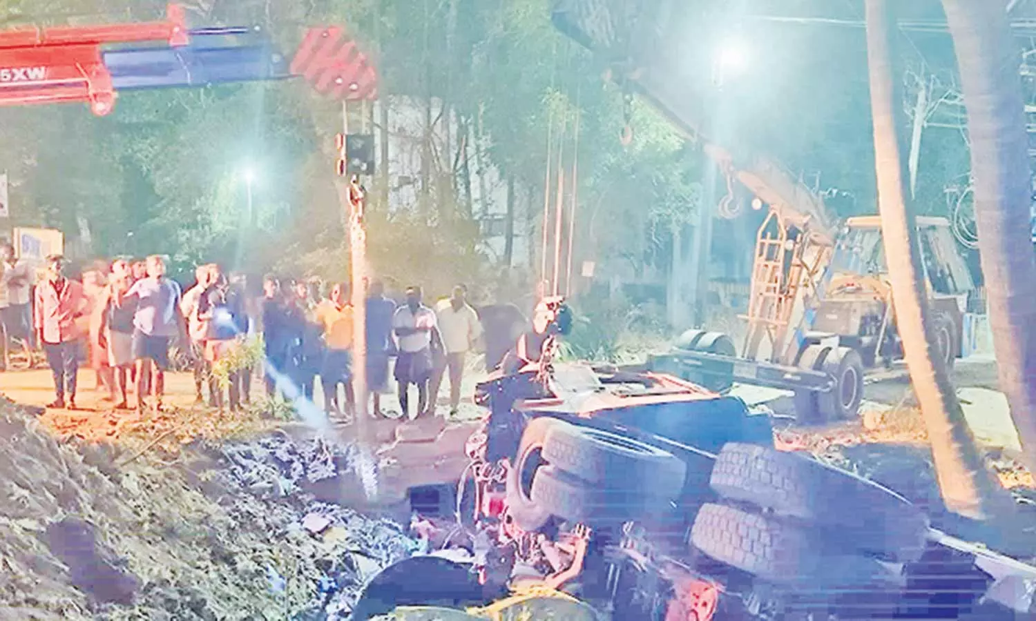 ஆட்டோ மீது லாரி மோதி தாய்-மகன் உள்பட 3 பேர் பலி ஆட்டோ மீது லாரி மோதி தாய்-மகன் உள்பட 3 பேர் பலி