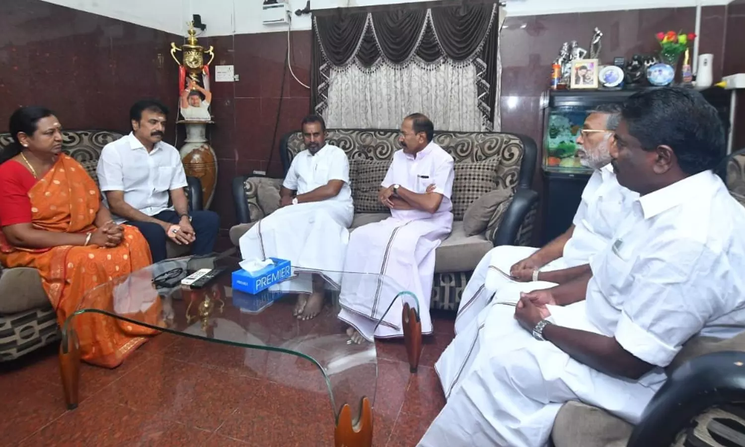 அ.தி.மு.க. கூட்டணியில் தே.மு.தி.க.: சீட் பேரத்தில் நீடிக்கும் இழுபறி அ.தி.மு.க. கூட்டணியில் தே.மு.தி.க.: சீட் பேரத்தில் நீடிக்கும் இழுபறி