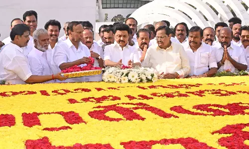 அண்ணா, கருணாநிதி நினைவிடங்களில் முதலமைச்சர் மு.க.ஸ்டாலின் மரியாதை