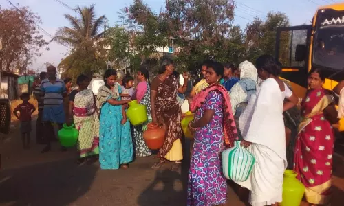 25 நாட்களாக குடிநீரின்றி தவிப்பு- காலிகுடங்களுடன் பெண்கள் சாலை மறியல்