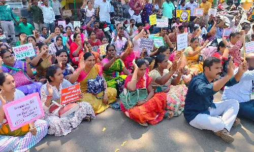 உண்ணாவிரதம் இருக்க முயன்ற ஆசிரியர்கள் கைது