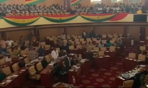 பாராளுமன்ற மின்கட்டண பாக்கிக்காக மின்சாரம் கட்: லிஃப்டில் சிக்கிய உறுப்பினர்கள்