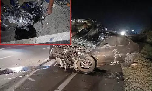 மோட்டார் சைக்கிள் மீது சொகுசு கார் மோதல்-  3 பேர் பலி