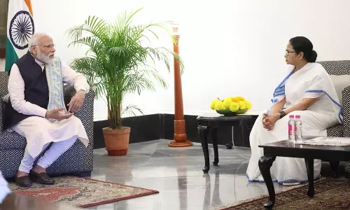 பிரதமர் மோடியுடன் மம்தா பானர்ஜி திடீர் சந்திப்பு
