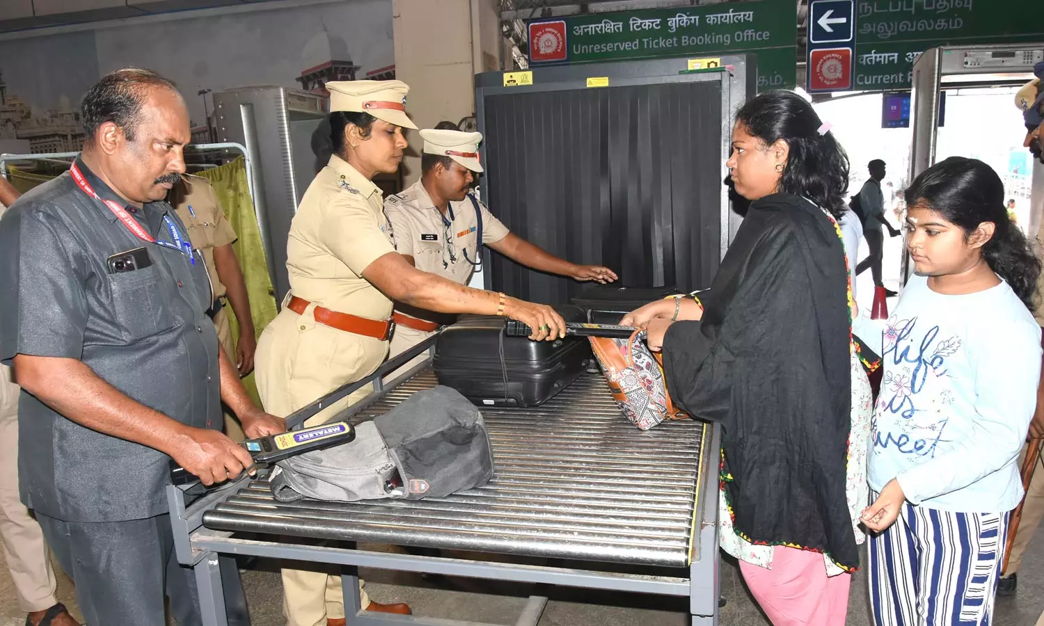 பெங்களூரு குண்டு வெடிப்பு சம்பவம் எதிரொலி: தமிழகத்தில் போலீசார் உஷார் பெங்களூரு குண்டு வெடிப்பு சம்பவம் எதிரொலி: தமிழகத்தில் போலீசார் உஷார்