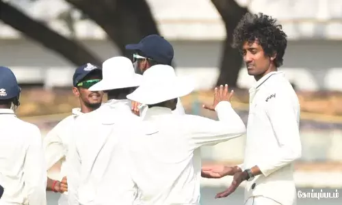 ரஞ்சி டிராபி அரையிறுதி: 42 ரன்னுக்குள் 5 விக்கெட்டுகளை இழந்து தமிழ்நாடு திணறல்