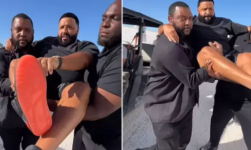 காலணிகளை சுத்தமாக வைத்திருக்க இசைக்கலைஞரை தூக்கி சென்ற பாதுகாவலர்கள்