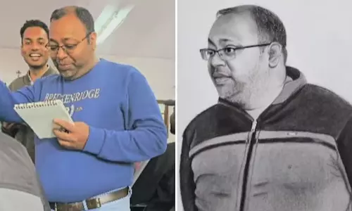 பேராசிரியருக்கு ஓவியத்தை பரிசளித்த மாணவர்