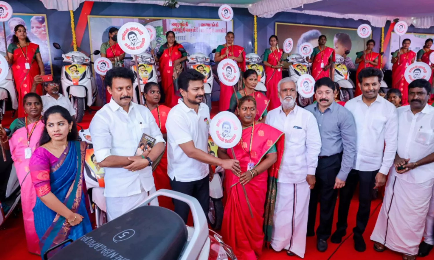 72 பெண்களுக்கு இருசக்கர வாகனம்-520 பேருக்கு உதவித்தொகை: உதயநிதி ஸ்டாலின் வழங்கினார்