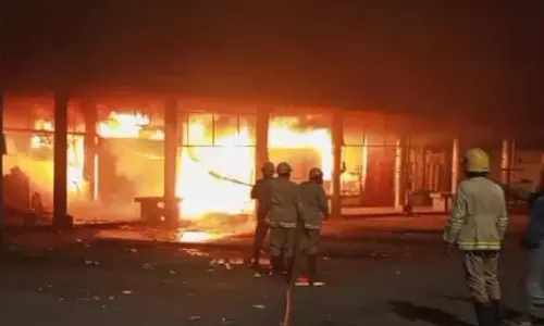 தாராபுரம் பஸ் நிலையத்தில் பேக்கரி-செல்போன் கடைகளில் தீ விபத்து