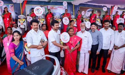 72 பெண்களுக்கு இருசக்கர வாகனம்-520 பேருக்கு உதவித்தொகை: உதயநிதி ஸ்டாலின் வழங்கினார்