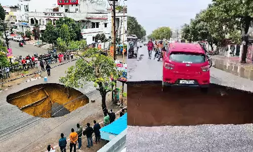 லக்னோவில் கனமழை- சாலையில் ஏற்பட்ட ராட்சத பள்ளத்தால் பரபரப்பு