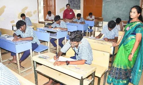 தமிழகத்தில் 3,302 பள்ளி மையங்களில் பிளஸ்-1 பொதுத்தேர்வு இன்று தொடங்கியது