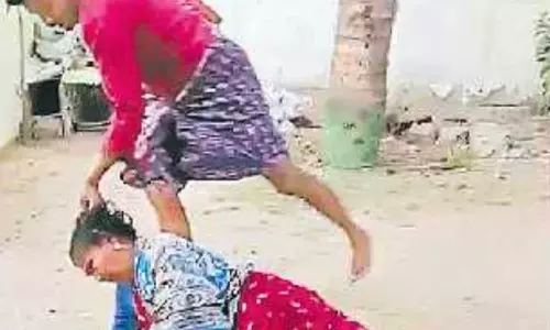 சொத்து பிரச்சனையில் தாயின் தலைமுடியை பிடித்து இழுத்து சென்று தாக்கிய மகன்