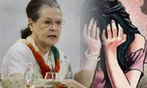 பாலியல் கொடுமையால் மாணவி உயிரிழப்பு: 12 ஆண்டுகளாக நீதி கேட்டும் தாய்- சோனியா வீட்டு முன்பு தர்ணா