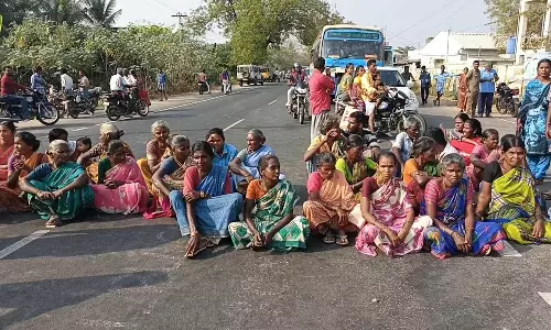 மூணாம்பள்ளியில் மயான ஆக்கிரமிப்பை அகற்றக்கோரி பொதுமக்கள் சாலை மறியல்