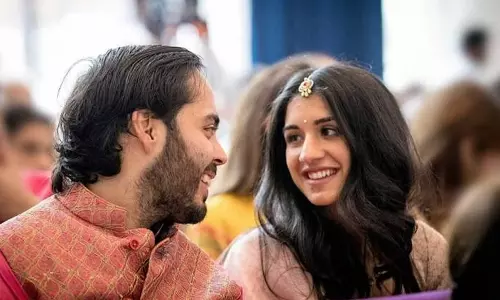 ஆனந்த் அம்பானி திருமண விழாவில் தோனியுடன் ஜான்வி கபூர்- வைரலாகும் புகைப்படம்