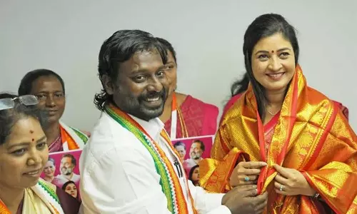 அல்கா லம்பாவை வரவேற்ற விஜய் வசந்த்