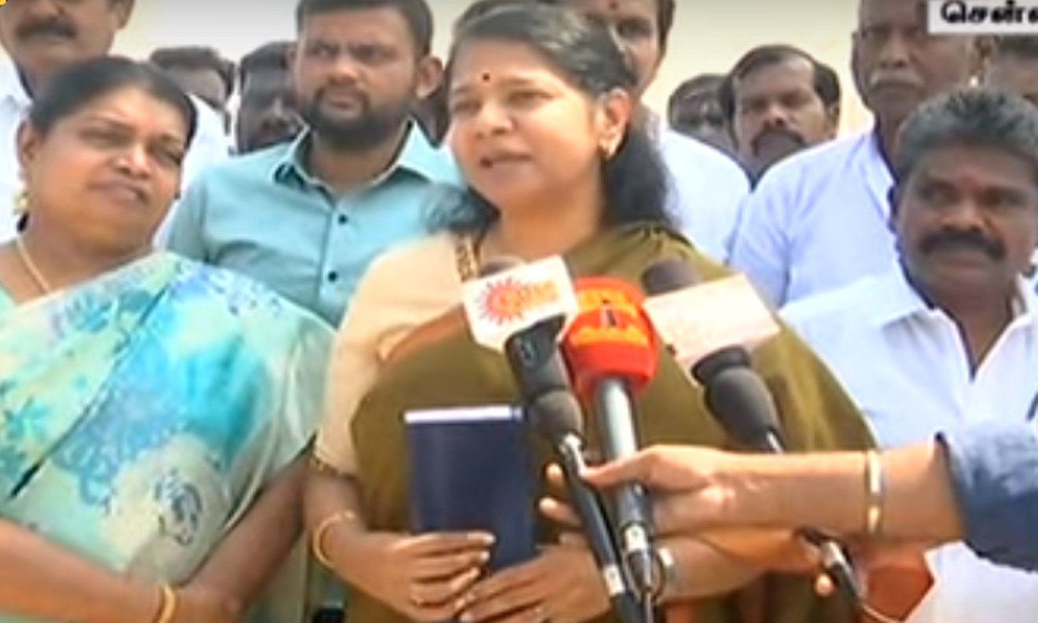 தூத்துக்குடியில் போட்டியிட கனிமொழி விருப்ப மனு