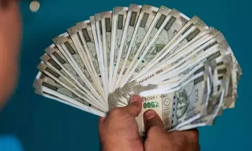 வரலாற்றில் முதல்முறையாக கேரளாவில் அரசு ஊழியர்களுக்கு தவணை முறையில் சம்பளம்