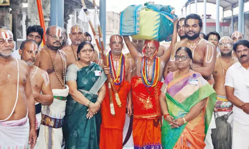 ஆண்டாள் சூடிக்கொடுத்த மாலைகள் மூலவர், உற்சவருக்கு அணிவிப்பு