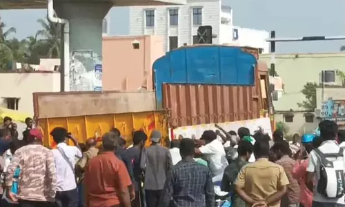 வேப்பம்பட்டில் ரெயில்வே கேட்டை கடந்த போது லாரி பழுதாகி நின்றதால் பரபரப்பு