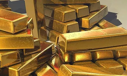 விமான கழிவறையில் மறைத்து வைத்திருந்த ரூ.2½ கோடி தங்கம் பறிமுதல்