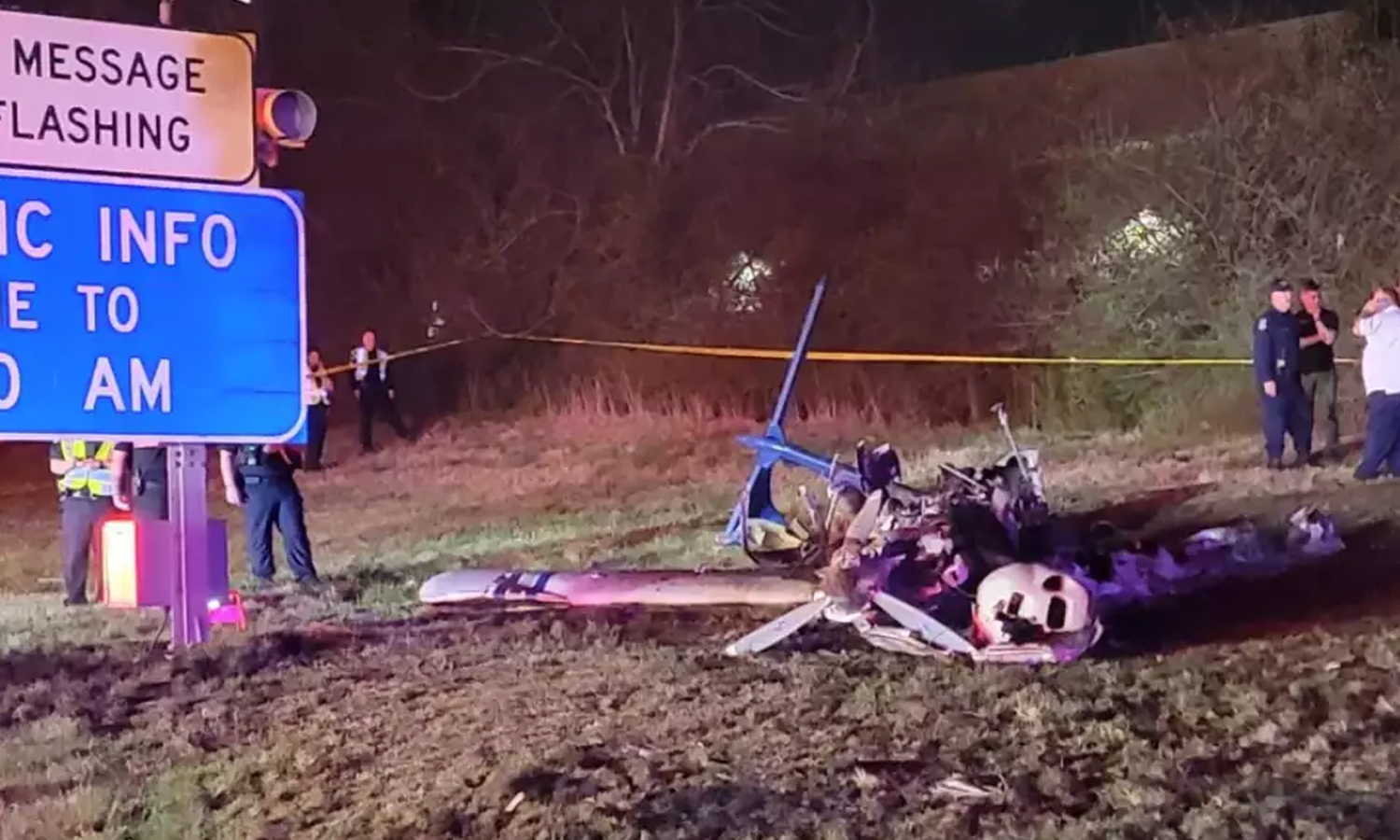 சாலையில் விழுந்து நொறுங்கி, தீப்பற்றிய விமானம்: 5 பேர் உயிரிழப்பு