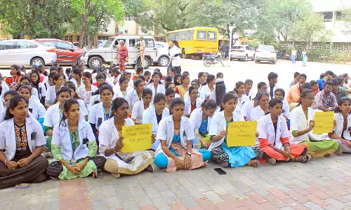 அரசு சித்தா கல்லூரி மாணவர்கள் 3-வது நாளாக தர்ணா