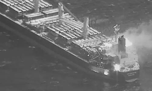 சரக்கு கப்பல் மீது ஹவுதி கிளர்ச்சியாளர்கள் ஏவுகணை தாக்குதல்: 3 பேர் பலி- 6 பேர் காயம்