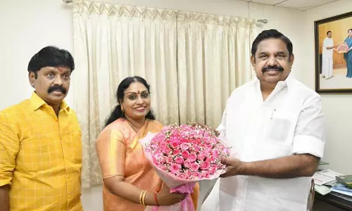 அ.தி.மு.க.வில் இணைந்தார் சிம்லா முத்துச்சோழன்