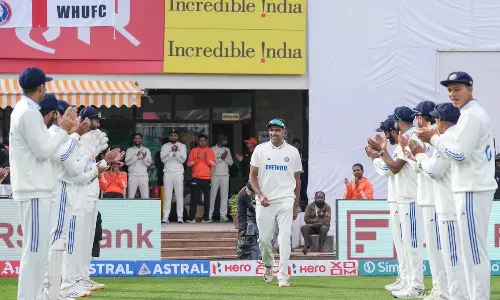 100-வது போட்டி: சக வீரர்களால் கவுரவிக்கப்பட்ட அஸ்வின்