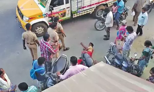 மதுபோதையில் போக்குவரத்துக்கு இடையூறு செய்த பெண்- சுமார் ஒரு மணி நேரம் போக்குவரத்து பாதிப்பு